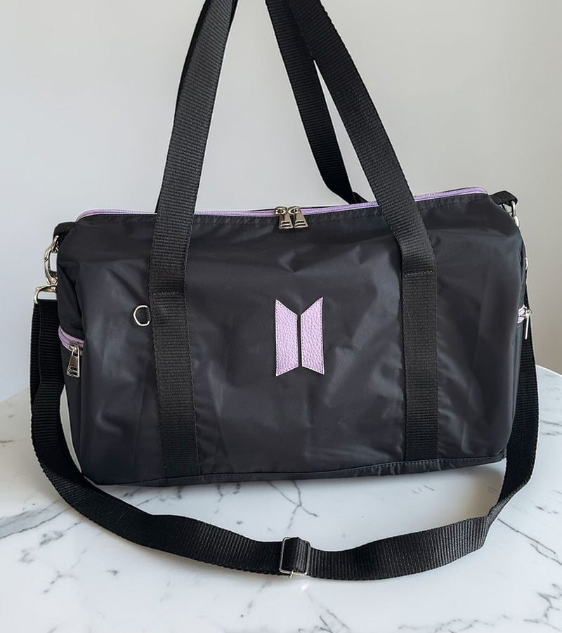 Bolsa Esportiva BTS- Preta com lilás